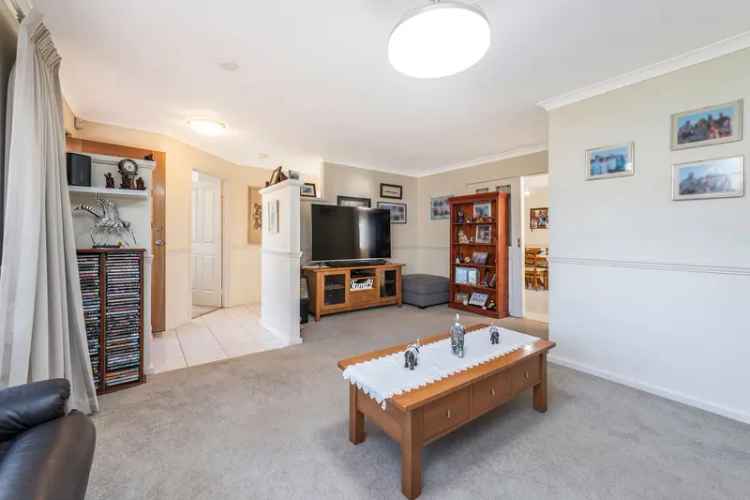 Stunning 4x2 Family Home with Pool in Woodbridge Cooloongup