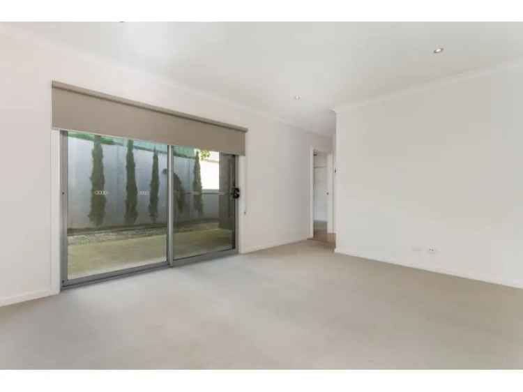 Stylish 3-Bedroom Townhouse Near La Trobe University