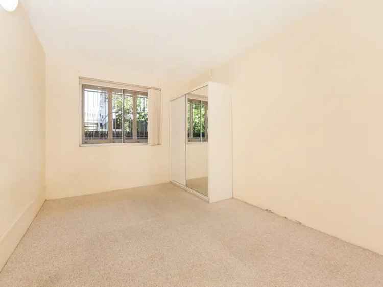 Stylish 2-Bedroom Unit in the Heart of Greenslopes