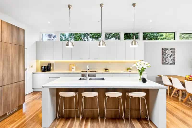 Stunning family-friendly semi with spacious backyard studio