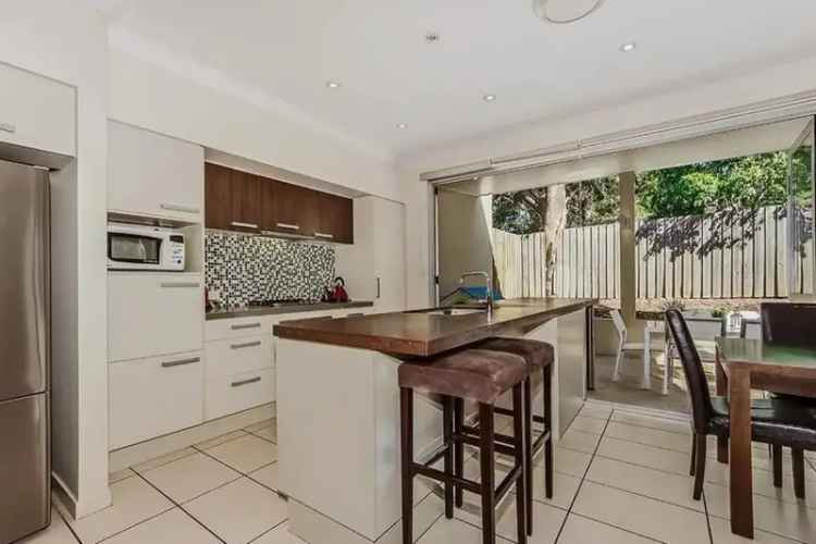 Buy townhouse in Coorparoo with modern features and alfresco entertainment