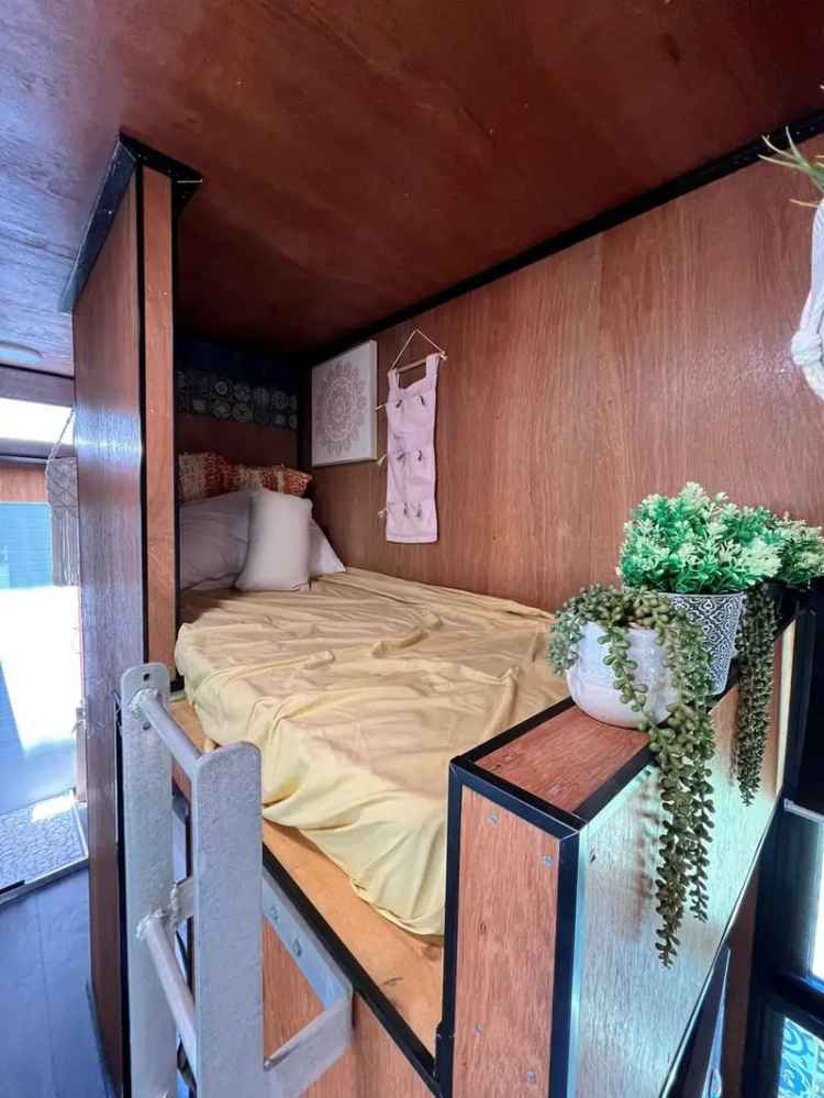 ENCHANTING TINY HOME – LIVE IN STYLE WHILE YOU CREATE YOUR ISLAND DREAM!