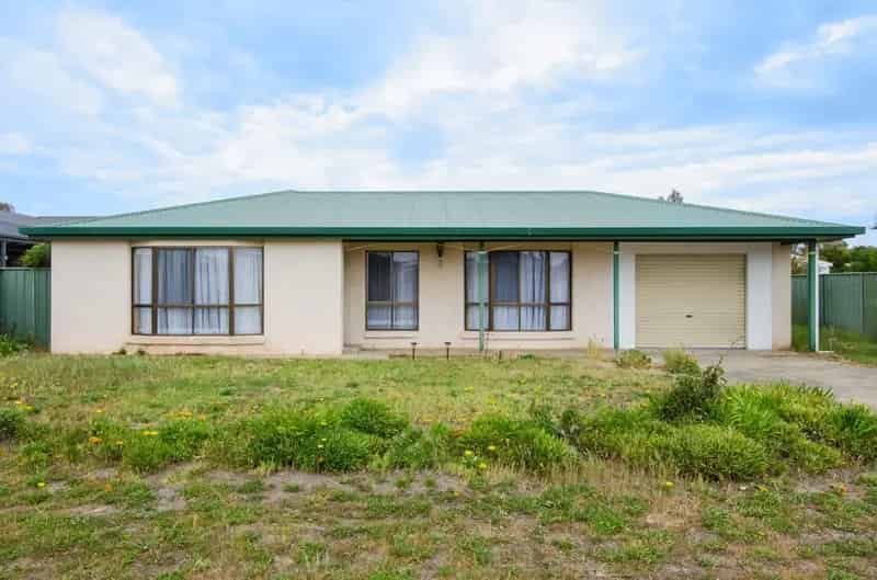 House for sale in beachside location with 3-4 bedrooms and large living area