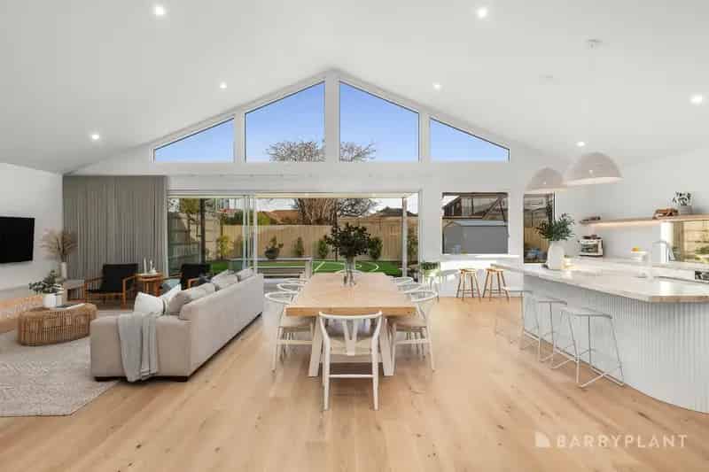 Exquisite Coastal Entertainer & An Idyllic Aspendale location