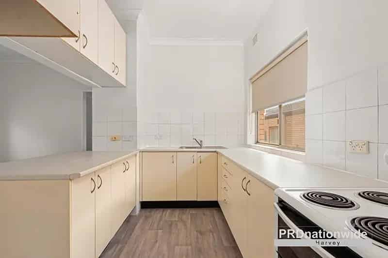 Contemporary Unit in Convenient Location