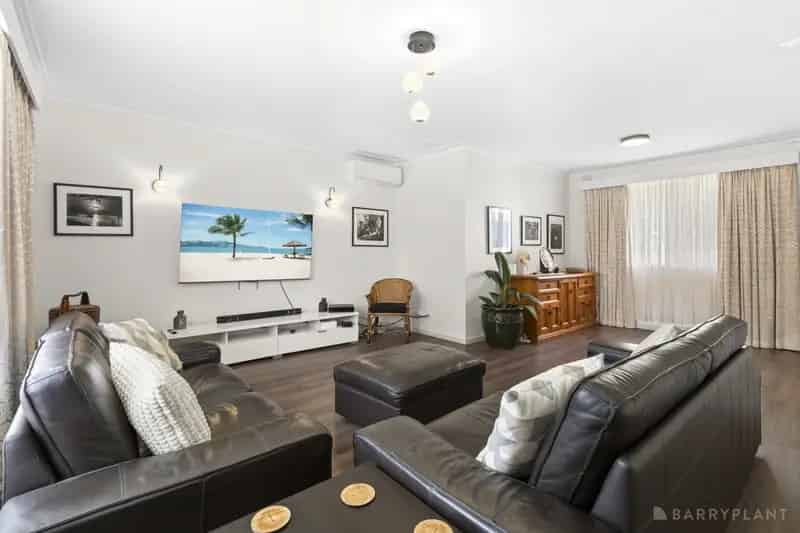 SIX BEDROOMS, DUAL LIVING AND GREAT CENTRAL LOCATION