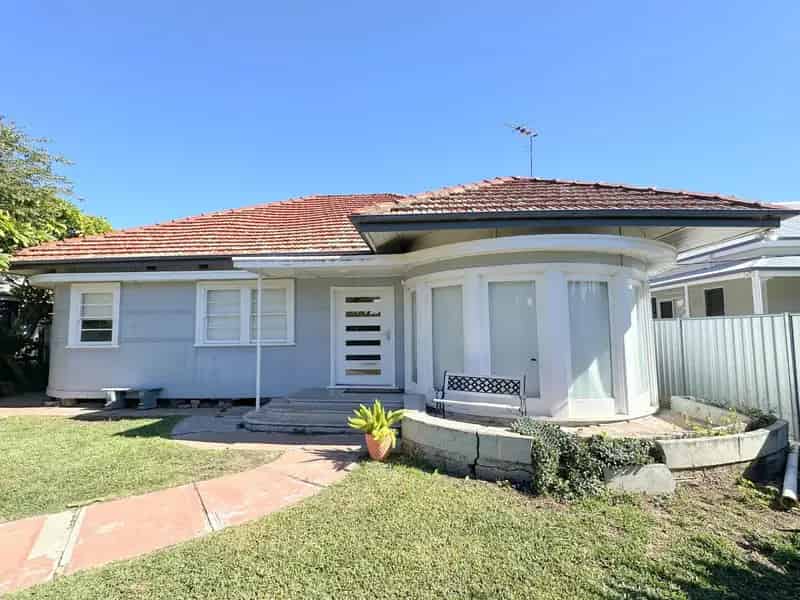Rent House Near CBD with 3 Bedrooms and Modern Kitchen