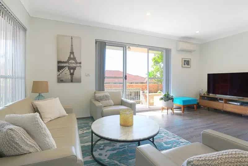 Lease one bedroom apartment in Rockdale with spacious balcony