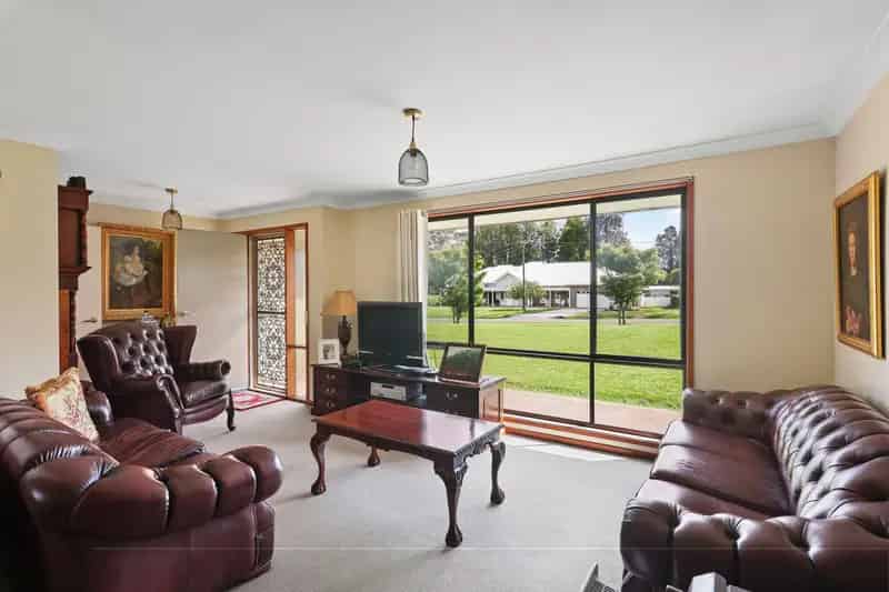Buy House in Robertson with Spacious Bedrooms and Entertaining Area