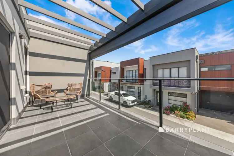 Stylish Townhouse in Prime Mornington Location