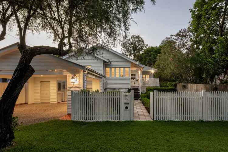 Character Home Alderley - 3 Bed 2 Living Pool Double Carport