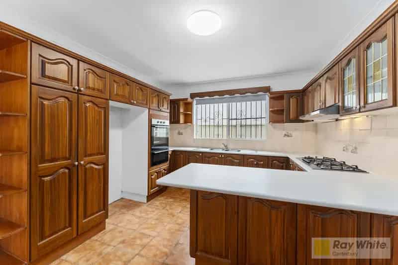 Four Bedroom House with an Abundance of Natural Sunlight