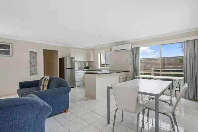 6-Bedroom 2-Bathroom Family Home in Apollo Bay