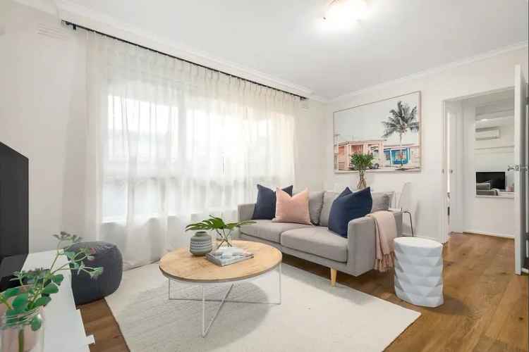 Kew 2 Bed Unit Near Junction Private Outdoor Area