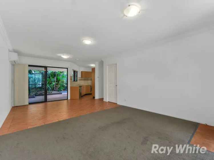 Spacious Townhouse - Large Courtyard - Air Conditioned