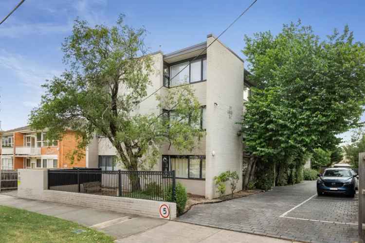 Charming Essendon One-Bedroom Apartment Near Transport and Parks