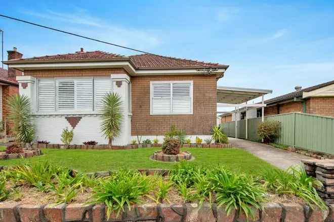 Renovated 2-Bedroom Home Near Kotara Westfield