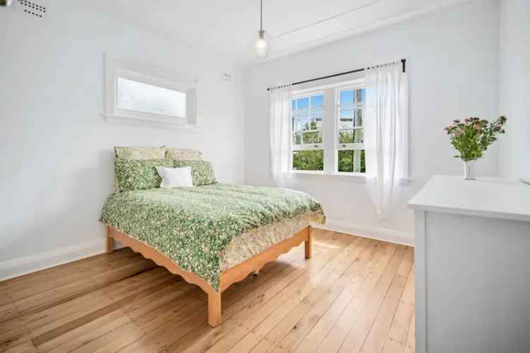 Peaceful Apartment In A Superbly Positioned Art Deco Building