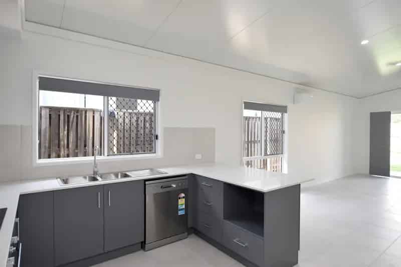 :: BREAK LEASE - THREE BEDROOM HOME IN THE EVER POPULAR HILLCLOSE ESTATE!