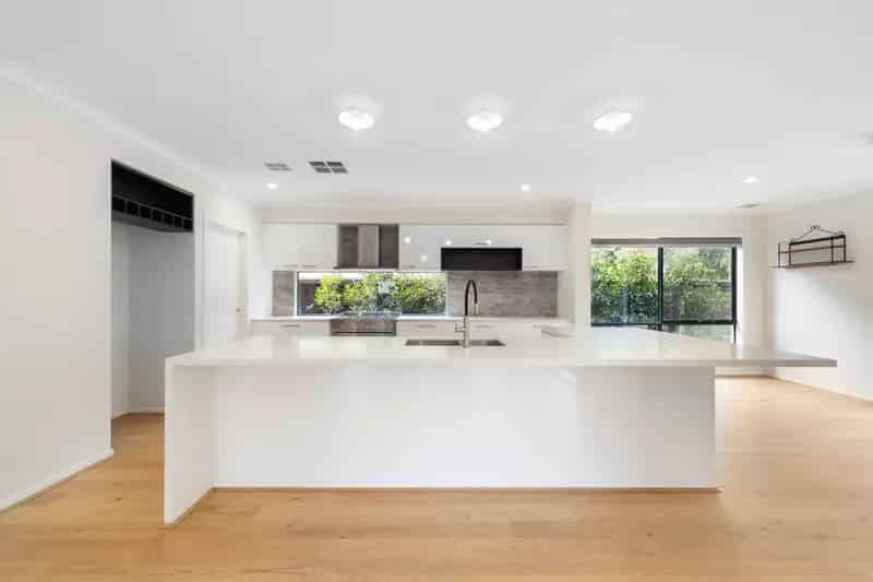 Lease Huge Family Home in Beveridge VIC with Golf Course Views