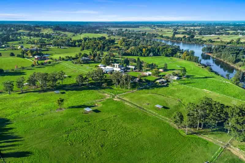 Established 40 acre equestrian estate with Grose River frontage