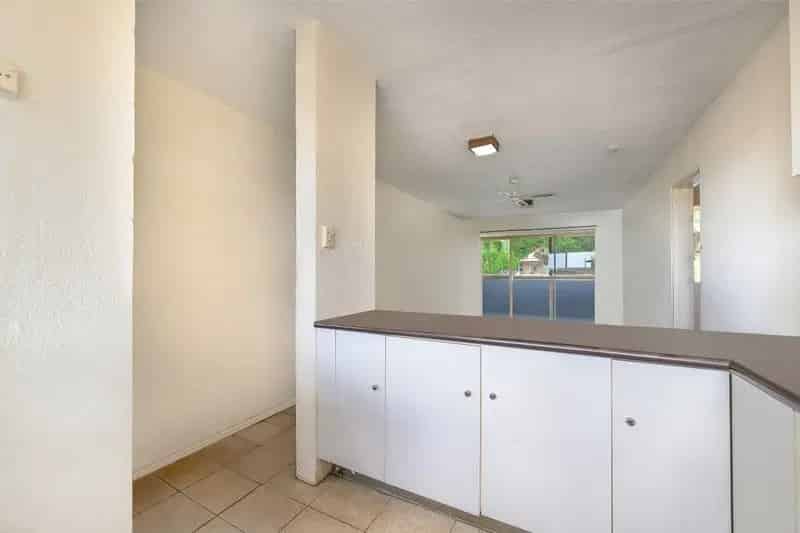 TWO BEDROOM, ONE BATHROOM UNIT CLOSE TO CITY, SCHOOL AND EAST SHORES WITH SINGLE CAR PARK