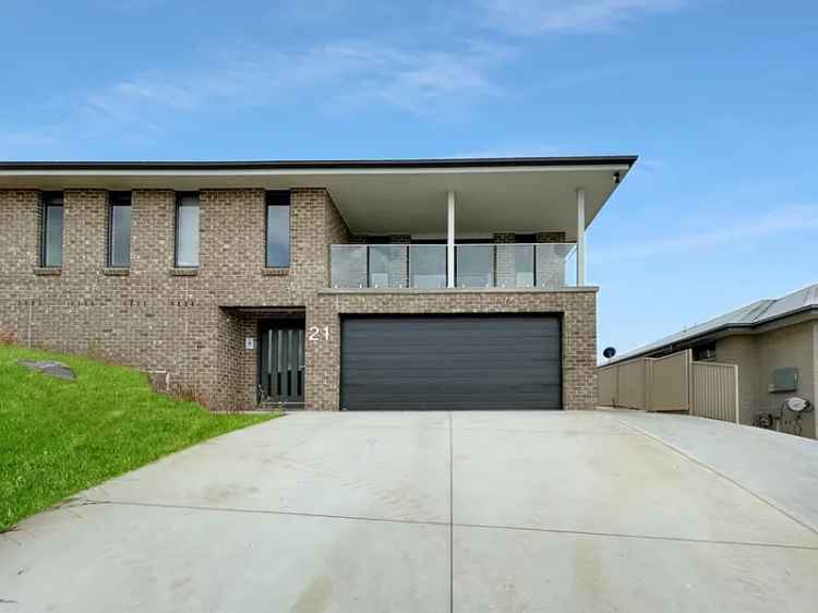 Eglinton 4 Bed Home Near New Modern Kitchen Balcony Double Garage