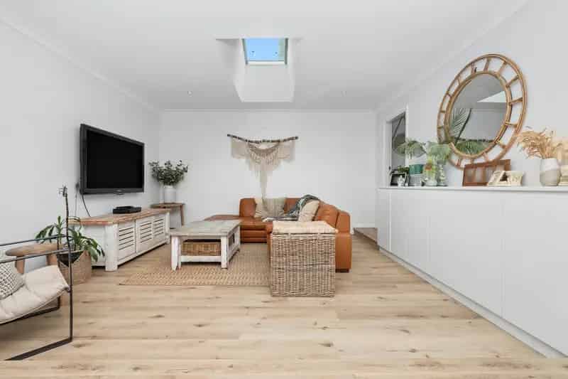 Lease Family Home in Mona Vale with 4 Bedrooms and Modern Features