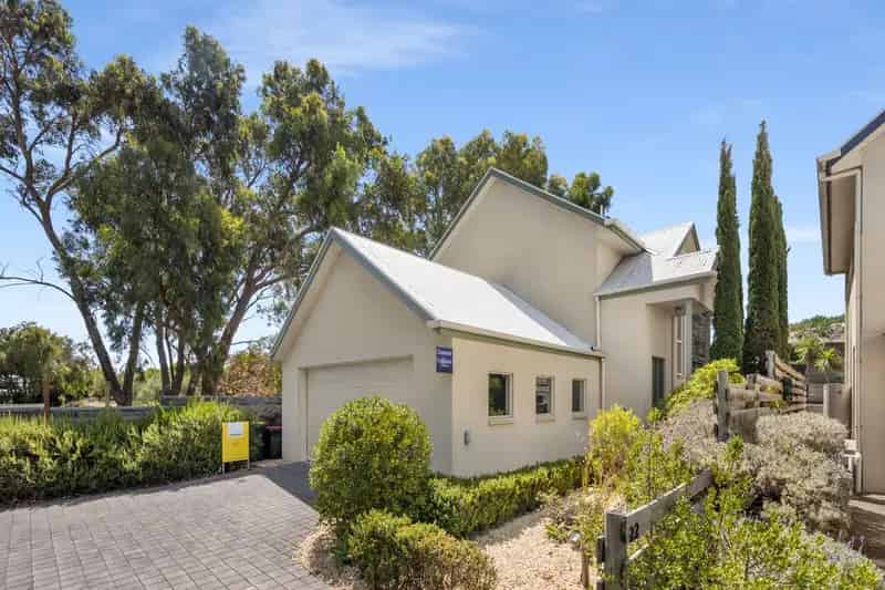 Buy townhouse in Robe with modern amenities and excellent investment potential