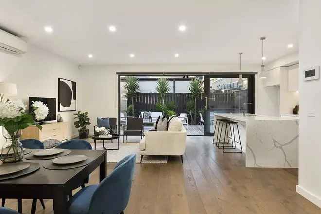 Essendon Townhouse: Luxurious Family Living with North-Facing Deck