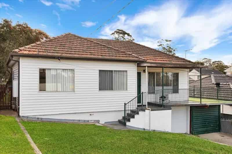 Spacious 3-Bedroom, 1-Bathroom Home with 3-Car Garage for Rent in Blacktown