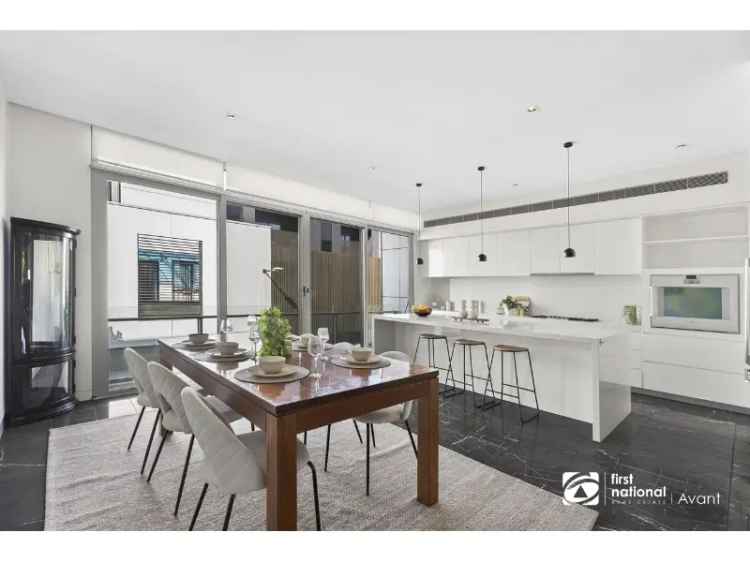 Luxurious 4-Bedroom Townhouse In Docklands