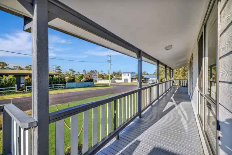 Coastal Comfort with Covered Deck and Boat Ramp Access - Your Ideal 3-Bedroom Retreat!