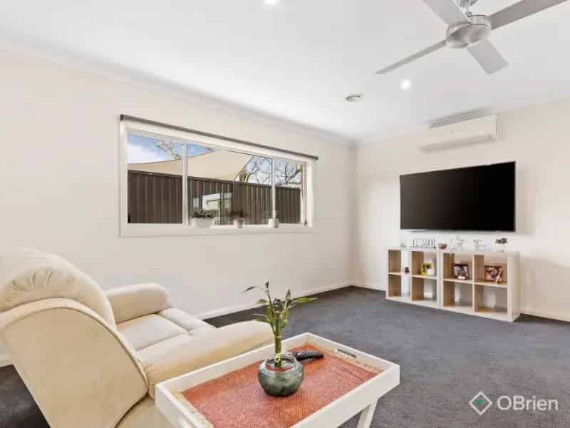 Presentation Plus!  Sought After Location - Soldiers Hill!