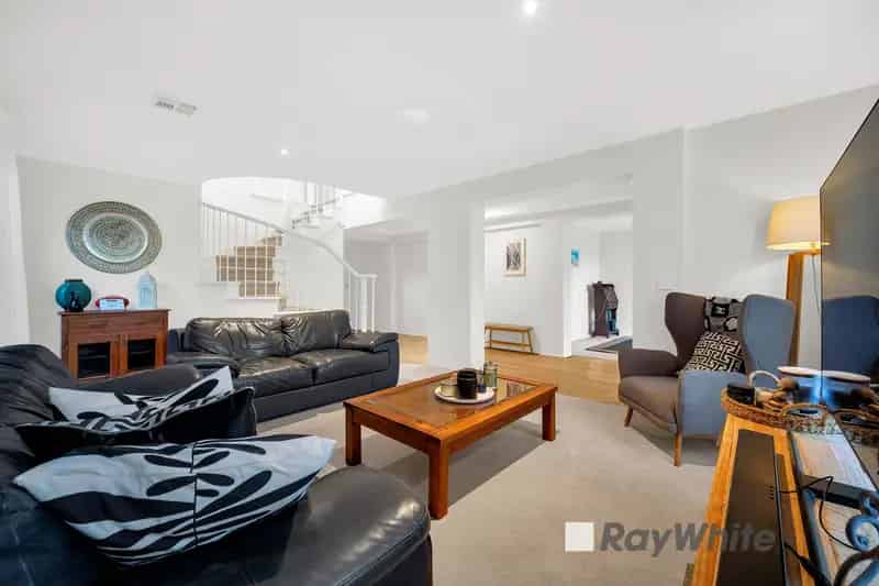 Luxurious Double-Storey Family Oasis in Panorama Estate