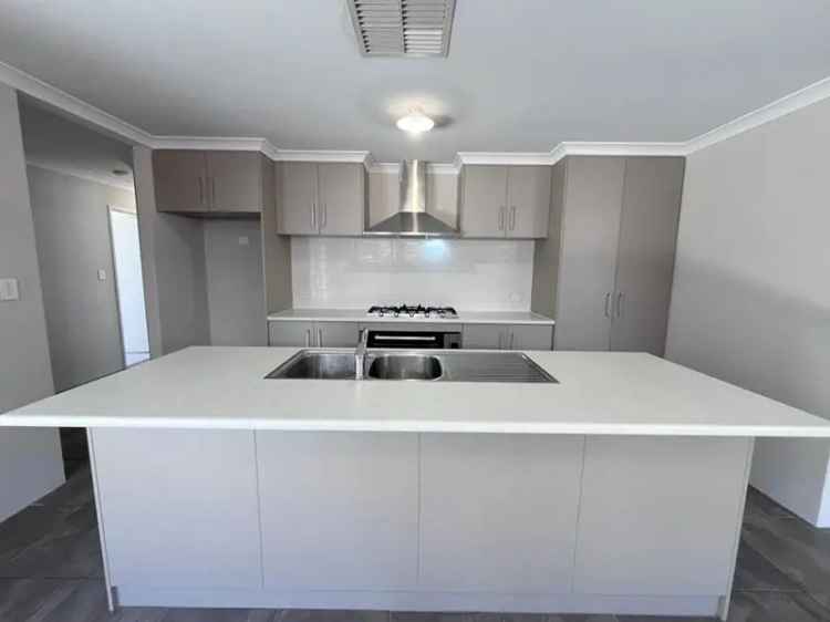 Spacious 3 Bedroom Villa with Modern Kitchen and Double Garage