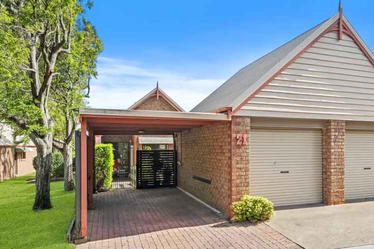 CHARMING TOWNHOUSE WITH ATTIC - YOUR ENTRY INTO ROBERTSON'S THRIVING MARKET + INCREDIBLY LOW BODY CORPORATE FEES!