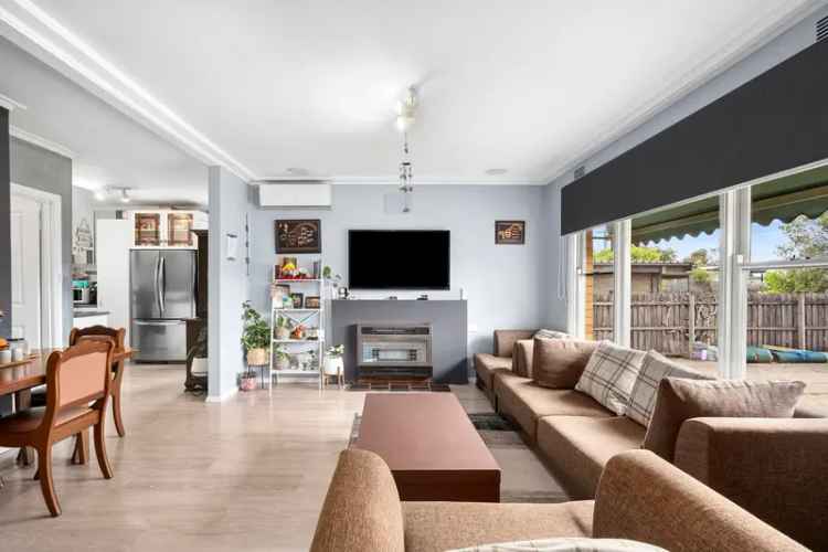 Walking distance to Lara Lake Primary on 964m2!