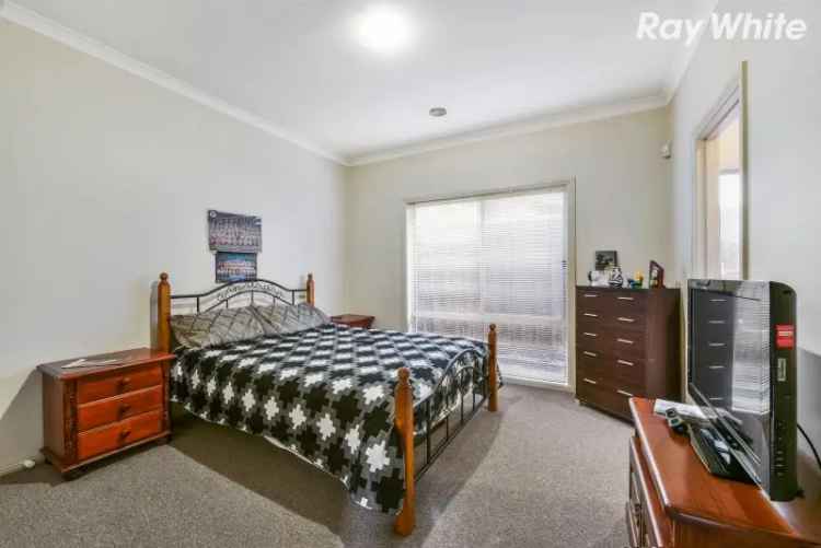 Stylish Townhouse Close to Shops and Schools
