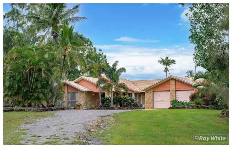 HUGE Family Home + Pool on an acre.. Just Minutes from Town!