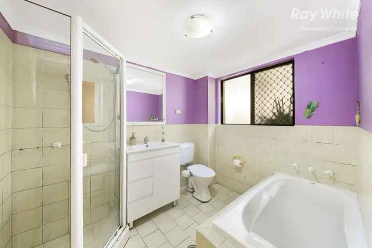 Rent 1 Room Apartment in Sydney with Spacious Interiors and Balcony