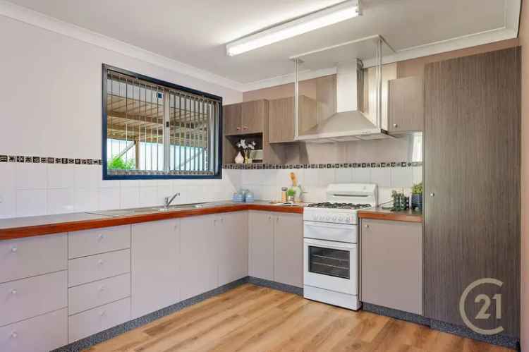 House for Sale in Australind with Modern Updates and Entertainer's Delight