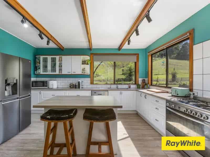 A Rare Lifestyle opportunity - 3 large Homes on 100 Acres.