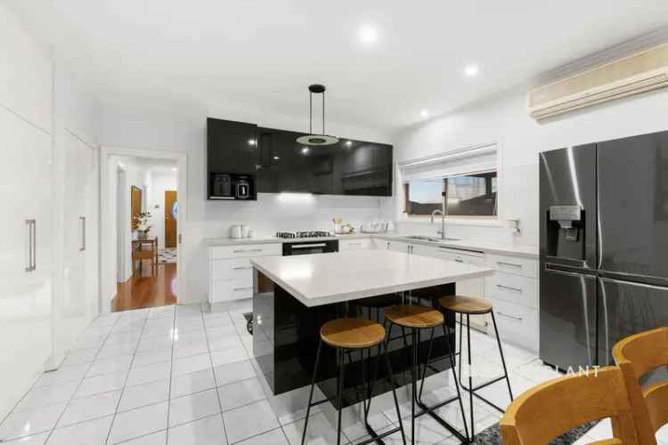 Family Home in Narre Warren North 4 Bed 3 Living Areas