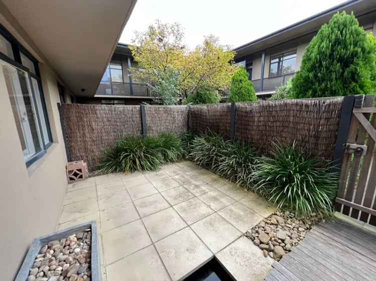 2 Room 146m² Melbourne Apartment Near Parks and Transport