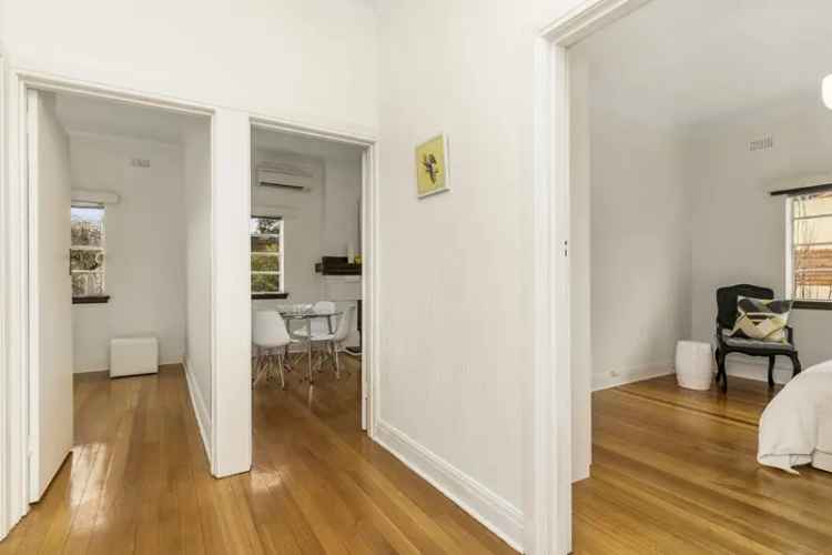 2 Bedroom 326m² Melbourne CBD Apartment Panoramic Views Luxury Amenities