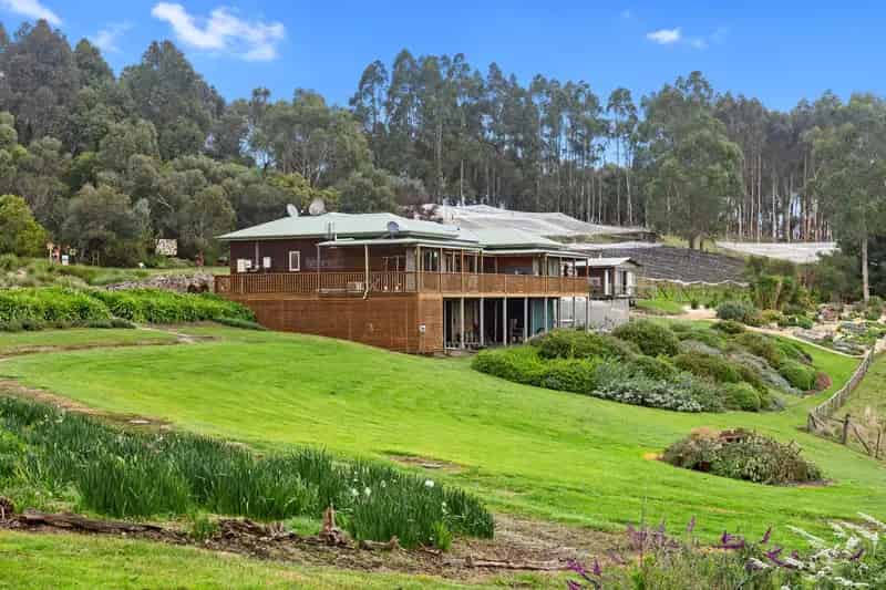 A LIFESTYLE OASIS WITH INCOME POTENTIAL!