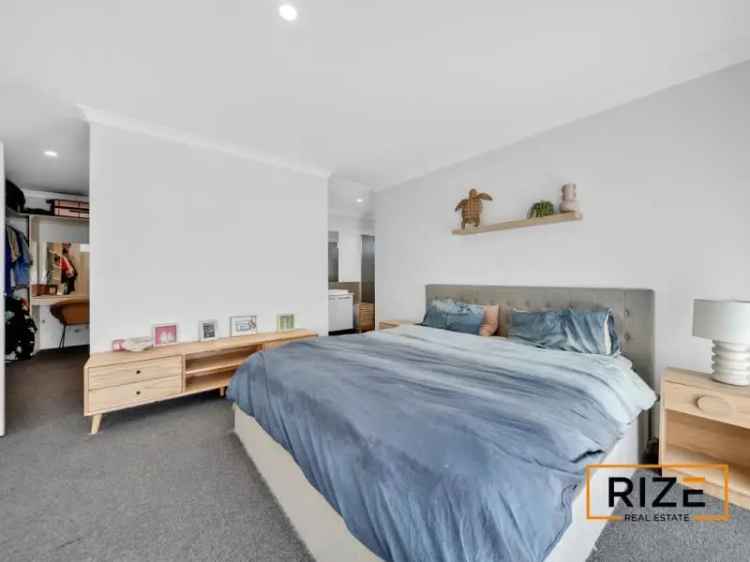 Banksia Grove Family Home - Ducted AC, Theatre Room, Stone Benchtops