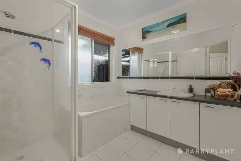 Spacious Family Living in Prime Henty Park Location!