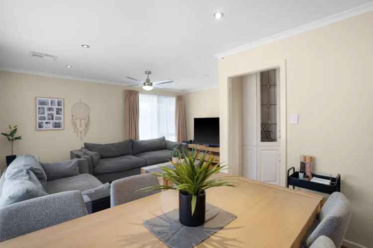 Family Home in Salisbury East: 3 Beds, Low Maintenance, Spacious Living